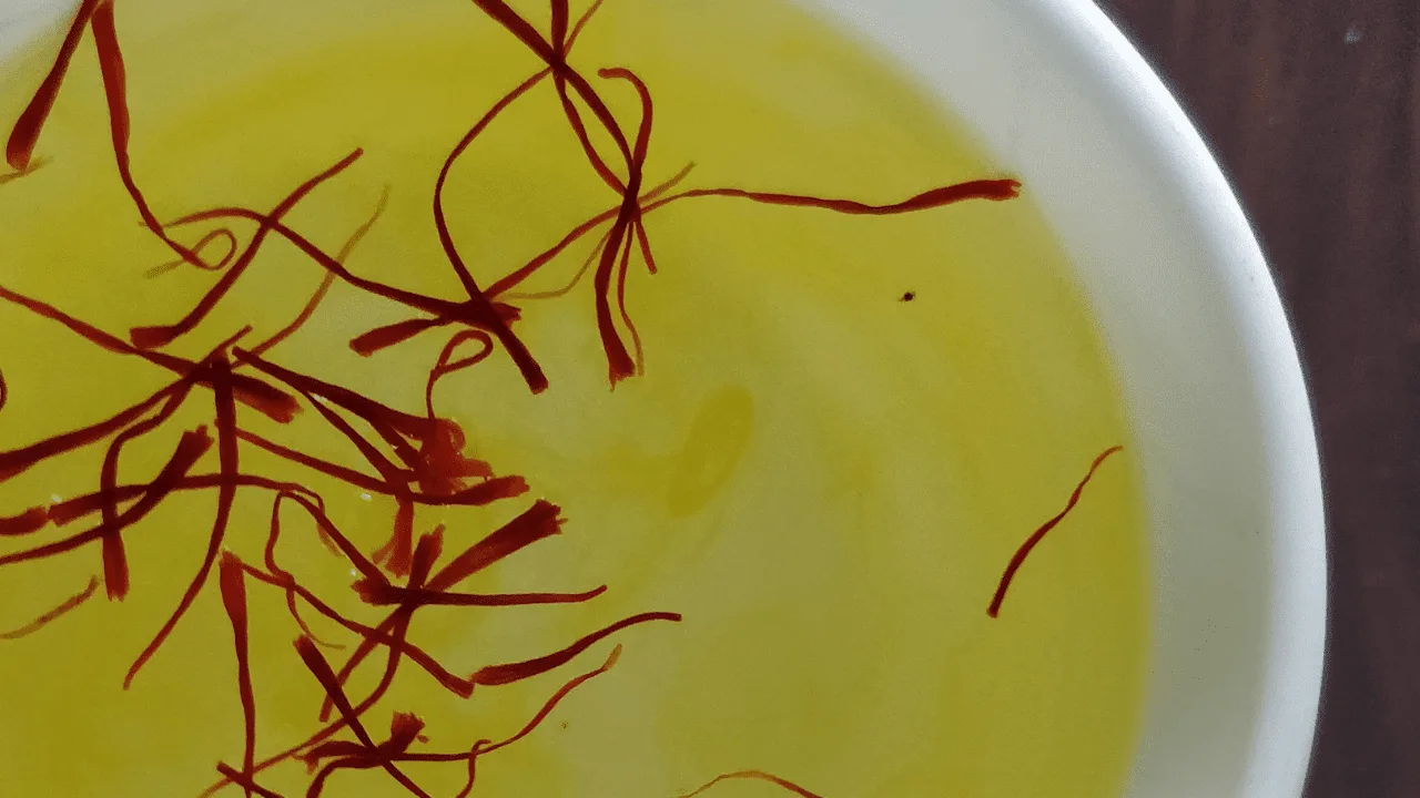 How Much Saffron Per Day? 2025 Dosage Guide (Threads, mg, Milk vs Water)