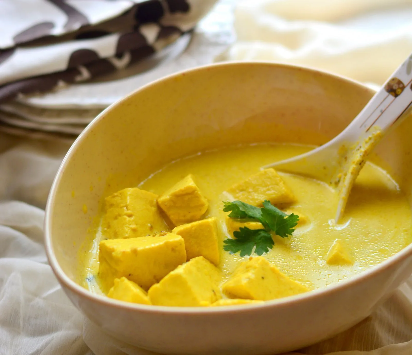 Kashmiri Saffron Lyodur Tschaman: Exquisite Paneer in Golden Gravy