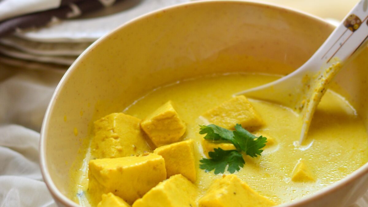 Kashmiri Saffron Lyodur Tschaman: Paneer in Golden Gravy