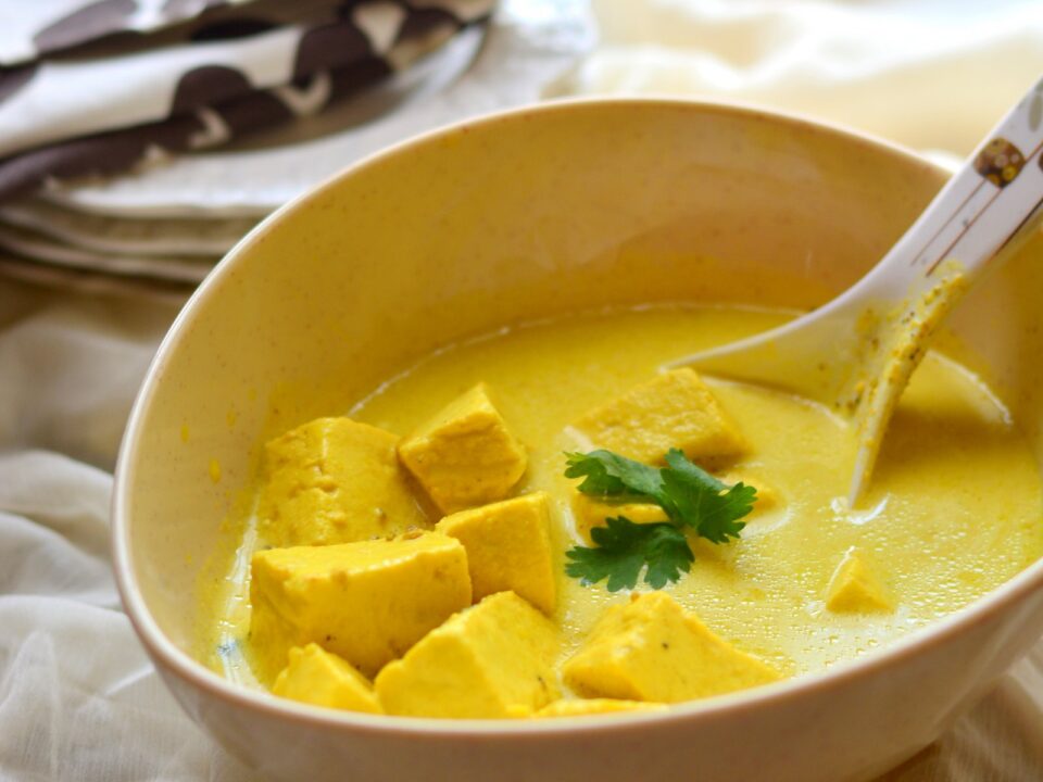 Kashmiri Saffron Lyodur Tschaman: Paneer in Golden Gravy
